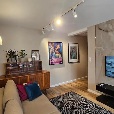 Metro Apartment *